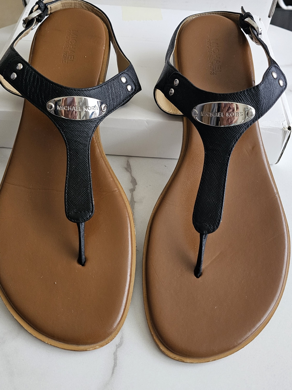 MICHAEL KORS  Brown Foot Black Leather T-Strap Sandals. Minimalist. Size 11